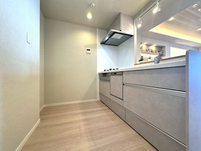 セザール本所吾妻橋のキッチン|毎日の料理が楽しくなる、機能的でスタイリッシュなキッチン。収納も豊富で、すっきりとした空間を保ちながら、家族との会話が自然と生まれる心地よい場所です。