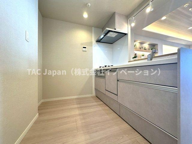 セザール本所吾妻橋のキッチン|毎日の料理が楽しくなる、機能的でスタイリッシュなキッチン。収納も豊富で、すっきりとした空間を保ちながら、家族との会話が自然と生まれる心地よい場所です。