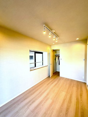 セザール本所吾妻橋の洋室|明るさと落ち着きを兼ね備えた洋室。大きな窓から差し込む自然光が、心をやさしく満たしてくれる穏やかなプライベート空間です。