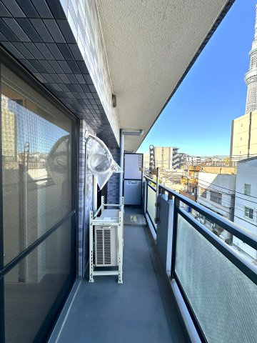 セザール本所吾妻橋のバルコニー|やわらかな風がそっと頬をなで、空の広がりが日常を包み込むバルコニー。朝の光に目を細めたり、夕暮れの空にひと息ついたり──心がほどけるひとときが、ここにはあります。