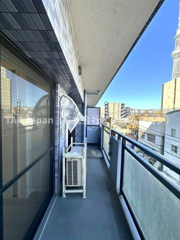 セザール本所吾妻橋のバルコニー|やわらかな風がそっと頬をなで、空の広がりが日常を包み込むバルコニー。朝の光に目を細めたり、夕暮れの空にひと息ついたり──心がほどけるひとときが、ここにはあります。