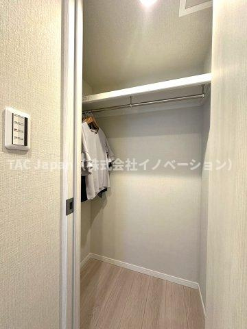 セザール本所吾妻橋の収納|暮らしをすっきり整えるウォークインクローゼットは、衣類から日用品まで余裕を持ってしまえ、いつも整った美しい住まいを保つことができます。快適な生活を支える頼もしい味方です。