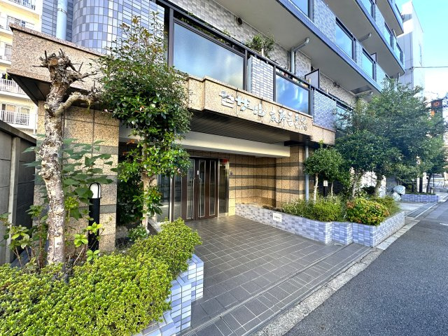 セザール本所吾妻橋|落ち着いた上質感あふれるエントランスが、家族の帰宅を温かく包み込みます。毎日の生活に安心感と特別な安らぎをもたらし、住まう方の心にゆとりと豊かさをもたらします。