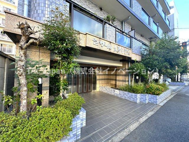 セザール本所吾妻橋|落ち着いた上質感あふれるエントランスが、家族の帰宅を温かく包み込みます。毎日の生活に安心感と特別な安らぎをもたらし、住まう方の心にゆとりと豊かさをもたらします。