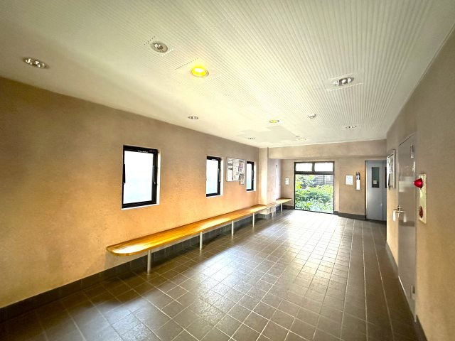 セザール本所吾妻橋のその他共用部分|訪れる人の足取りを自然とやわらげる、美しく整えられたロビー。洗練されたデザインと落ち着きが調和し、この空間が上質な暮らしの期待感を静かに高めてくれます。