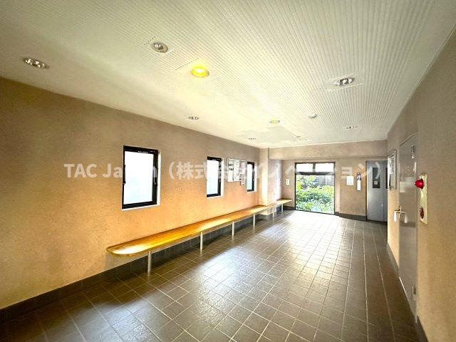 セザール本所吾妻橋のその他共用部分|訪れる人の足取りを自然とやわらげる、美しく整えられたロビー。洗練されたデザインと落ち着きが調和し、この空間が上質な暮らしの期待感を静かに高めてくれます。