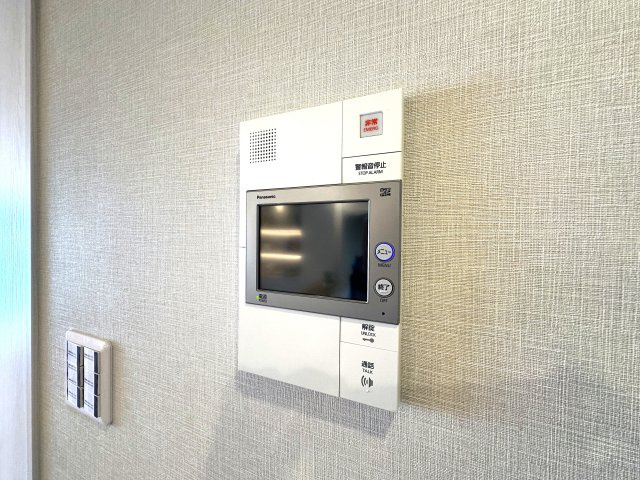 セザール本所吾妻橋の防犯設備|リビングから来訪者の姿をしっかり確認できるモニター付きインターホンは、防犯性はもちろん、急な来客にも安心して対応できる心強い設備。ご家族の安全と安心な暮らしをそっと支えてくれます。