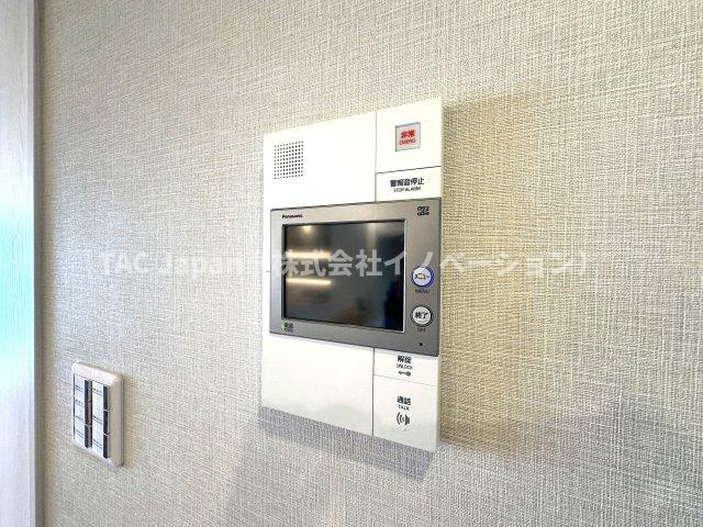 セザール本所吾妻橋の防犯設備|リビングから来訪者の姿をしっかり確認できるモニター付きインターホンは、防犯性はもちろん、急な来客にも安心して対応できる心強い設備。ご家族の安全と安心な暮らしをそっと支えてくれます。