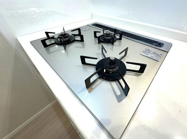 セザール本所吾妻橋のキッチン|3口ガスコンロで、同時調理もスムーズに。忙しい毎日にうれしい機能です。ガラストップコンロはスタイリッシュなデザインで、掃除が簡単、汚れがつきにくいなどのメリットがあります。