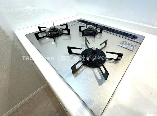 セザール本所吾妻橋のキッチン|3口ガスコンロで、同時調理もスムーズに。忙しい毎日にうれしい機能です。ガラストップコンロはスタイリッシュなデザインで、掃除が簡単、汚れがつきにくいなどのメリットがあります。