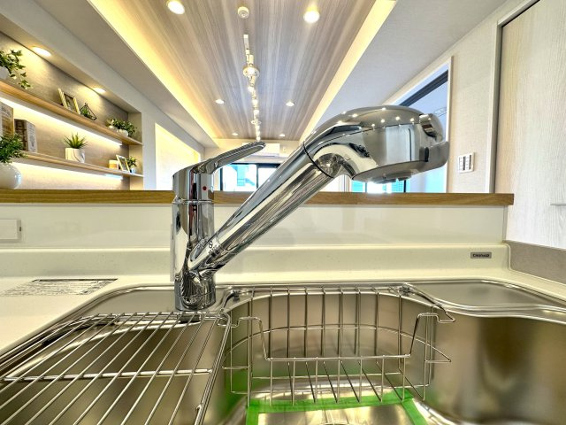 セザール本所吾妻橋のキッチン|浄水機能付きの水栓は、安心でおいしい水がすぐ使える便利な設備。ハンドシャワーで使い勝手もよく、毎日の家事が快適になります。使い勝手と衛生面を両立した設計が、毎日の家事に小さな心地よさと楽しさをプラス。