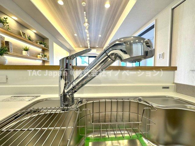 セザール本所吾妻橋のキッチン|浄水機能付きの水栓は、安心でおいしい水がすぐ使える便利な設備。ハンドシャワーで使い勝手もよく、毎日の家事が快適になります。使い勝手と衛生面を両立した設計が、毎日の家事に小さな心地よさと楽しさをプラス。