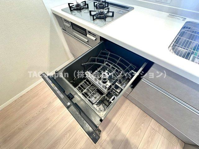 セザール本所吾妻橋のキッチン|面倒な後片付けは食洗機におまかせ。空いた時間には、ソファでテレビを観ながらゆったりひと息。家事の負担を減らして、毎日に小さな余裕と心地よさをもたらします。