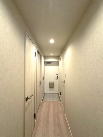 セザール本所吾妻橋の玄関|扉を開けた瞬間、あたたかな陽光が差し込む玄関が広がり、清々しい空気とともにやさしく迎え入れてくれます。その明るさと開放感は、一日の始まりに期待を抱かせ、住まい全体の心地よさを自然と感じさせてくれます。