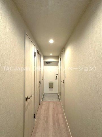 セザール本所吾妻橋の玄関|扉を開けた瞬間、あたたかな陽光が差し込む玄関が広がり、清々しい空気とともにやさしく迎え入れてくれます。その明るさと開放感は、一日の始まりに期待を抱かせ、住まい全体の心地よさを自然と感じさせてくれます。