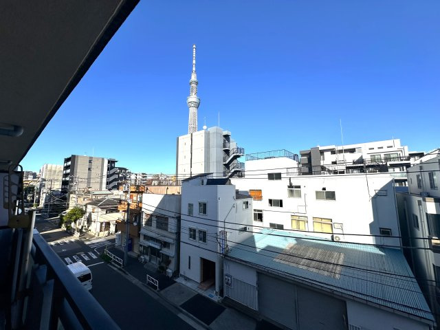 セザール本所吾妻橋の展望|スカイツリービューが広がる窓辺は、暮らしの舞台を美しく彩ります。窓を開けるたびに心がほどけ、穏やかな風と光に包まれる、ゆったりとした時間が流れています。