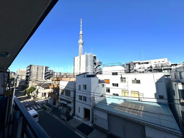 セザール本所吾妻橋の展望|スカイツリービューが広がる窓辺は、暮らしの舞台を美しく彩ります。窓を開けるたびに心がほどけ、穏やかな風と光に包まれる、ゆったりとした時間が流れています。