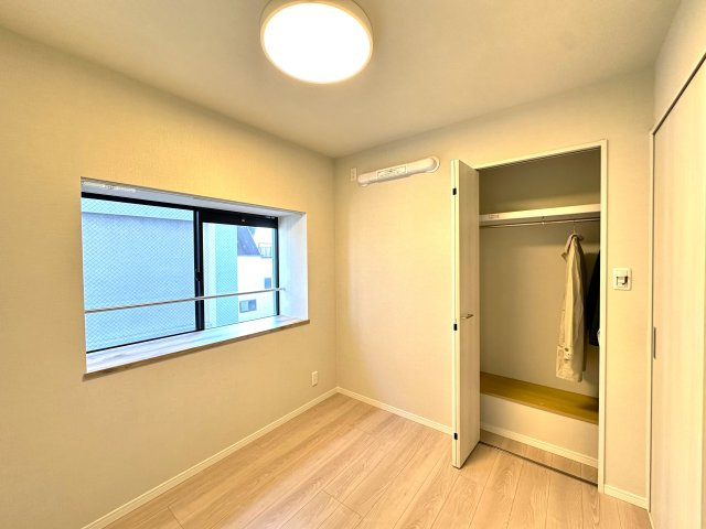 セザール本所吾妻橋の洋室|クローゼットを備えた機能的な洋室。収納力に優れ、すっきりと整った空間を保ちやすく、住まい全体の心地よさを高めてくれます。