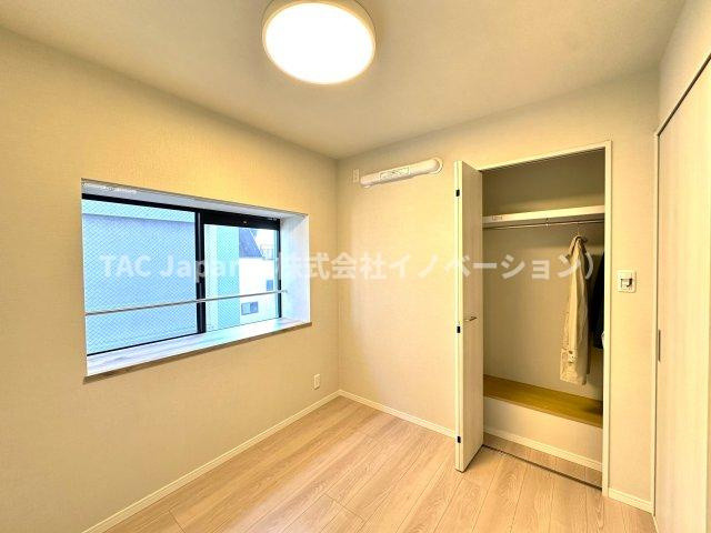 セザール本所吾妻橋の洋室|クローゼットを備えた機能的な洋室。収納力に優れ、すっきりと整った空間を保ちやすく、住まい全体の心地よさを高めてくれます。