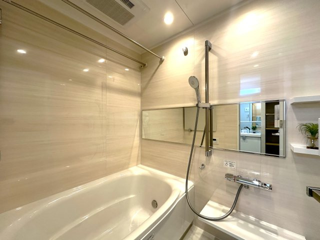 セザール本所吾妻橋の浴室|家族みんなの疲れをやさしく包み込む、広々とした癒しのバスルーム。ゆったりとくつろげる空間で、日々のストレスもすっと解きほぐされる、心身ともにリラックスできるひとときをお届けします。