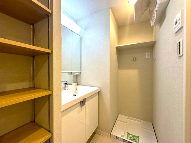 セザール本所吾妻橋の独立洗面台|明るい洗面スペースは、使いやすさを徹底的に追求した設計です。忙しい朝も快適に自然と笑顔がこぼれる心地よいひとときを叶えます。毎日の身支度がスムーズに整う、家族みんなに優しい空間です。