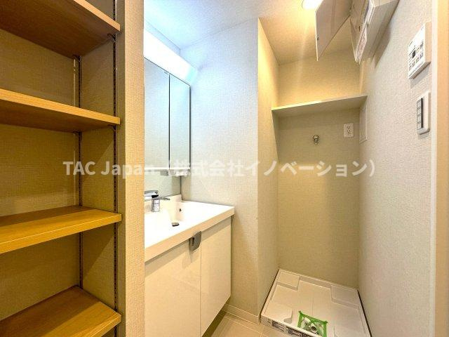 セザール本所吾妻橋の独立洗面台|明るい洗面スペースは、使いやすさを徹底的に追求した設計です。忙しい朝も快適に自然と笑顔がこぼれる心地よいひとときを叶えます。毎日の身支度がスムーズに整う、家族みんなに優しい空間です。