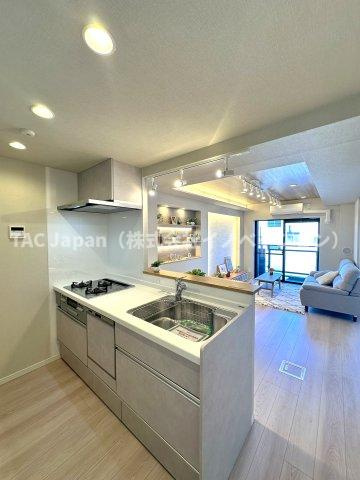 セザール本所吾妻橋のキッチン|使い勝手の良さとデザイン性を兼ね備えたキッチンは、料理好きの方にも嬉しい仕様。手元が明るく、調理中も快適に過ごせ、家族との会話も自然と弾みます。