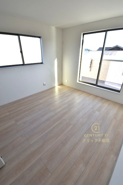 ハートフルタウン 　ひたちなか市牛久保2丁目1410番　Bの洋室|二面窓は採光に優れお部屋を明るく照らします。２面の窓から景色が見えるので開放感があり、通風も良く快適にお過ごしいただけます。