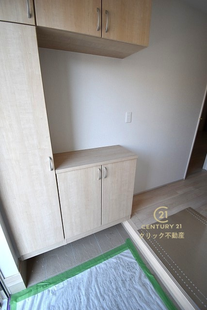 ハートフルタウン 　ひたちなか市牛久保2丁目1410番　Bの玄関|たっぷり収納できるシューズボックスで玄関もスッキリ！扉の中は可動棚ですので、靴に合わせて高さを自由に変えることができます。玄関ドアにも断熱材が充填されており、冬の寒さが軽減されます。