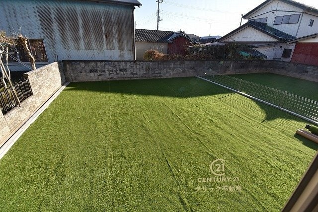 ハートフルタウン 　ひたちなか市牛久保2丁目1410番　Bの庭|現在は人工芝を敷いてあります。家庭菜園に挑戦したり季節の花を育てるなど、毎日の暮らしに潤いをくれるお庭です。