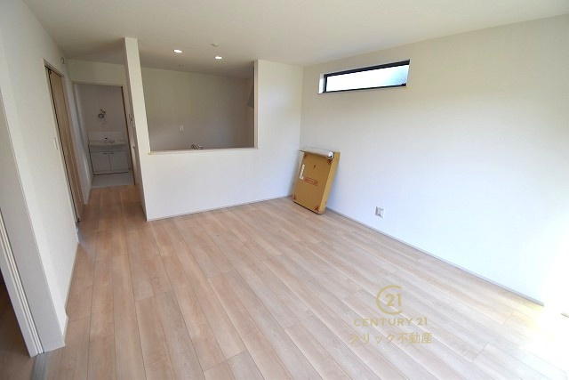 ハートフルタウン 　ひたちなか市牛久保2丁目1410番　Bの居間・リビング|カーテンやラグの色、質感、選ぶ家具などでお部屋の雰囲気が変わります。お好みのインテリアを楽しみましょう♪白を基調とした内装ですので、あらゆるスタイルが馴染みます。