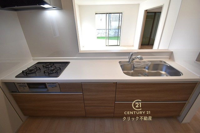 ハートフルタウン 　ひたちなか市牛久保2丁目1410番　Bのキッチン|キッチンからリビング全体が見渡せます。料理を作ることも、後片付けも、家族皆でまるごと楽しんでしまいましょう！会話がはずむ対面キッチンです。