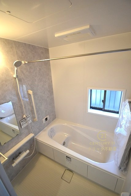 ハートフルタウン 　ひたちなか市牛久保2丁目1410番　Bの浴室|ゆったりした1坪タイプシステムバスです。追い焚き機能付きで生活時間の違うご家族にもとても便利です！