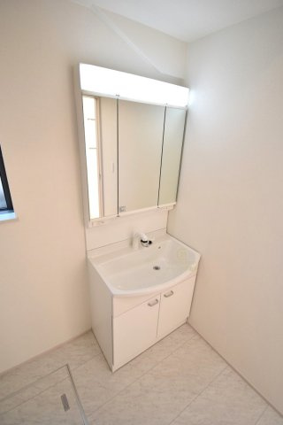 ハートフルタウン 　ひたちなか市牛久保2丁目1410番　Bの独立洗面台|シャンプードレッサー付き洗面台は、広めで使いやすい、お手入れが楽なデザイン。窓があるので採光、通風良好です！