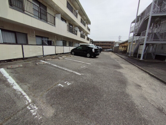 コーポリヲの駐車場