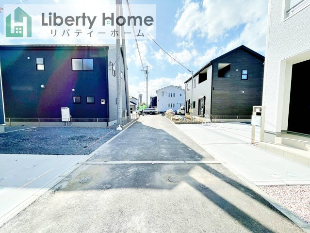 水戸市見川12期　新築戸建　6号棟の前面道路含む現地写真