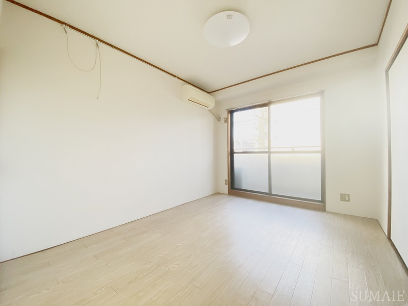 メゾンＳＫの居間・リビング|6.5帖の洋室は2面採光！