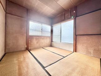 【和室】 | 山科区西野大鳥井町　中古戸建 | 【和室4.5帖】また2面採光の南側の窓からは暖かい日差しが入り、室内を明るくしてくれます。