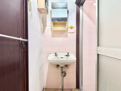 【独立洗面台】 | 山科区西野大鳥井町　中古戸建 | 【洗面台】理想のお部屋にリフォームしたい、とにかく安く綺麗にしたい、リフォーム費用を住宅ローンで借りたい等お客様のご要望に合わせたご提案をさせて頂きます。お気軽にご相談下さい！
