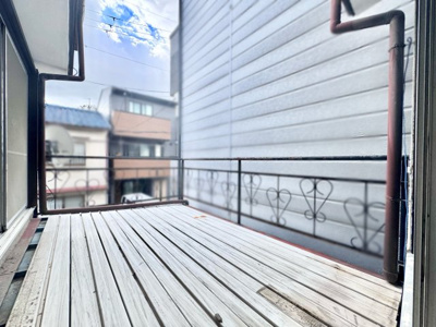 【バルコニー】 | 山科区西野大鳥井町　中古戸建 | 【南側バルコニー】バルコニーは南向きで陽当り良好です(^^)/また北側のバルコニーは屋根があるので急な雨でも洗濯物が濡れずに安心です。