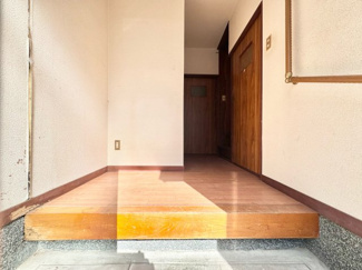 【玄関】 | 山科区西野大鳥井町　中古戸建 | （株）ゆいホームでは、ご購入・ご売却・住宅ローンなどのあらゆるご相談にお応えします。まずはお気軽にお電話下さい。