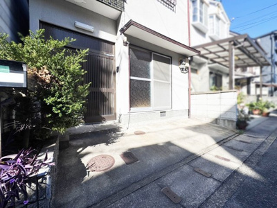 【駐車場】 | 山科区西野大鳥井町　中古戸建 | 【駐車場】駐車1台可能。《イオンタウン山科椥辻》が車で7分で気軽にショッピングも楽しめます。