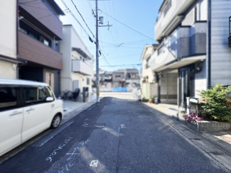 【前面道路含む現地写真】 | 山科区西野大鳥井町　中古戸建 | 【周辺環境】小学校・中学校が徒歩10分圏内でお子様の通学も安心です。また《ハッピーテラダ山科西店》が徒歩5分の距離で毎日のお買い物の負担も削減（＾◇＾）