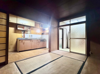 【和室】 | 山科区西野大鳥井町　中古戸建 | 【和室6帖】キッチン隣の6帖和室は、リビングとしても利用可能。冬はこたつを囲んで、ご家族みんなでまったり過ごすのもいいですね。