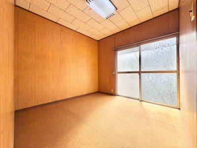 【洋室】 | 山科区西野大鳥井町　中古戸建 | 【洋室4.5帖】4.5の洋室には掃き出し窓が完備されており、車からのお荷物を簡単にお部屋まで運べます。また玄関から近く、応接間としてもお使いいただけます。