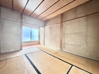 【和室】 | 山科区西野大鳥井町　中古戸建 | 【和室7帖】2階の7帖和室は、南北それぞれのバルコニーに面した明るいお部屋です(^^)/収納スペースも完備されており、洗濯物を取り込んですぐに片付けられます。