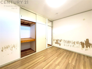 明るい色合いのフローリングとクロスを使用した洋室は家具やインテリアとも調和しやすく空間が広く感じられ開放感を生み出します。自然光を効果的に反射し、室内を明るく保つため、日中の照明使用を抑えられます。