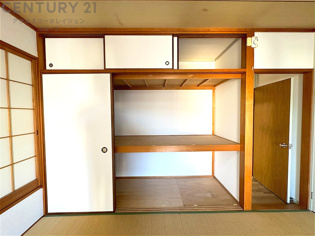 押入れは季節の衣類、寝具などを収納できます。伝統的な美しさと実用性が融合し、収納物を保護する調湿・換気効果があります。使い方によっては書類や小物なども効果的に整理でき空間を有効活用できます。