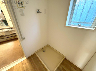 洗濯物の仕分け作業がしやすく、整理整頓が容易になります。洗濯音や湿気を他の部屋に持ち込まず、生活環境を快適に保ちます。上部を活用すれば収納スペースを確保でき洗剤や洗濯用品の整理もしやすくなります。