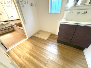 衣服の収納や脱ぎ着や整理整頓がしやすく、湿った衣類を乾燥させるスペースがありカビや臭いの発生を防ぎます。床の汚れを他の部屋に持ち込まず清潔を保つことができます。また快適な入浴環境の整備にも役立ちます。